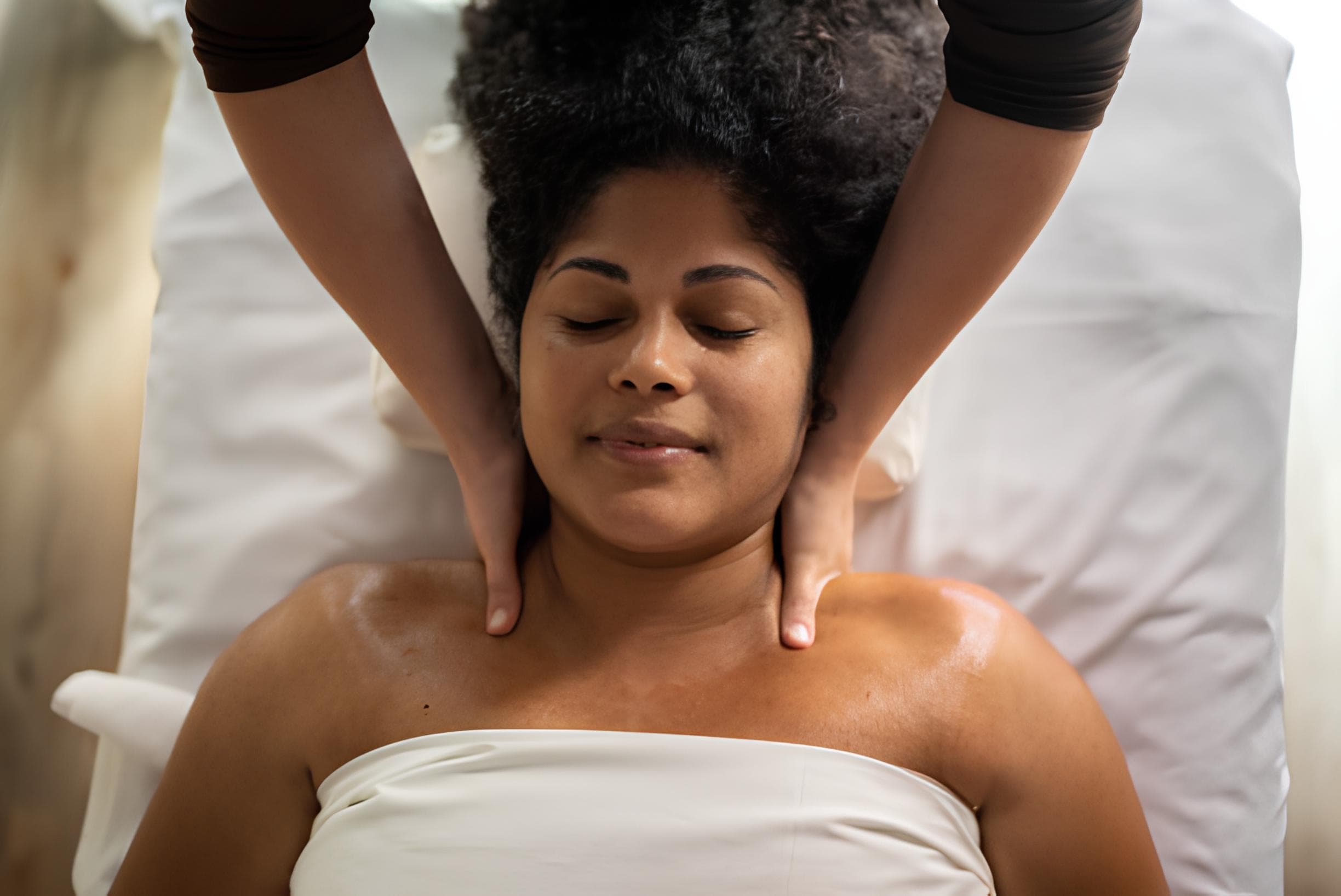 Neck and Shoulders Soft Foot photo massage gommage soins zen lounge